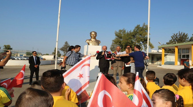 Νέα σημαία της Τουρκίας πήρε στο σχολείο στη Λύση ο Τατάρ