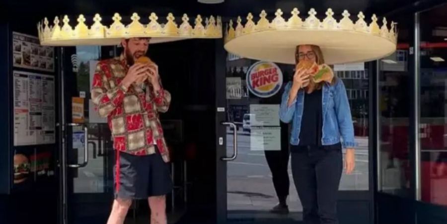 Τα Burger King «φοράνε» μεγάλες κορώνες στους πελάτες τους για να τηρούν τις αποστάσεις 
