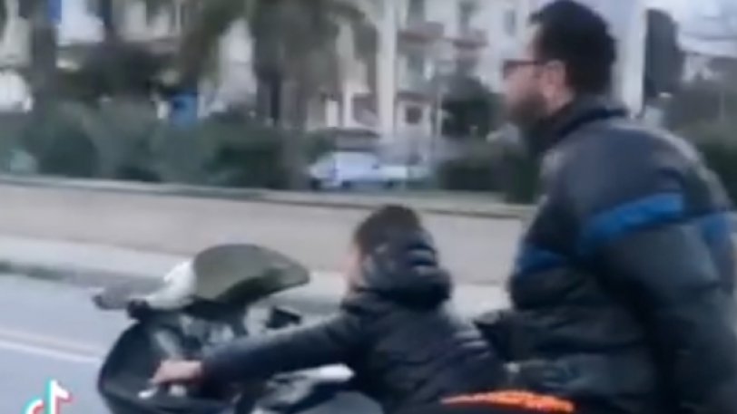 Πατέρας έβαλε το παιδί του να οδηγήσει μηχανή χωρίς κράνος και τέρμα το γκάζι