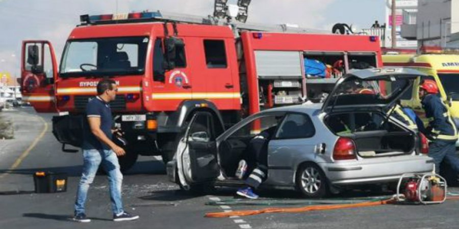 Τροχαίο ατύχημα στη Λακατάμια – Απεγκλωβισμός οδηγού από την Πυροσβεστική 
