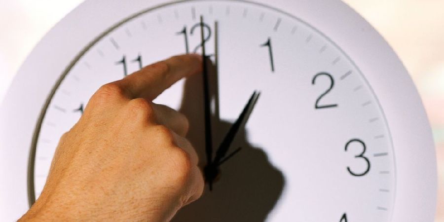 Πλησιάζει ξανά η «αλλαγή» της ώρας: Πότε γυρίζουμε τους δείκτες των ρολογιών