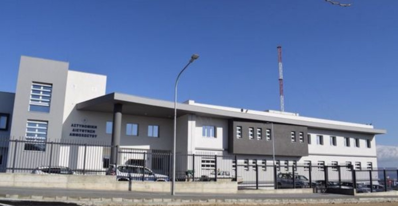 Εντόπισαν χειροβομβίδα σε υποστατικό στην Αγία Νάπα - Δείτε φωτογραφία από την σκηνή