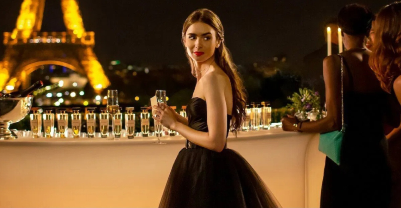 Emily in Paris: Συνεχίζονται τα γυρίσματα δύο ημέρες μετά τον θάνατο του βοηθού σκηνοθέτη