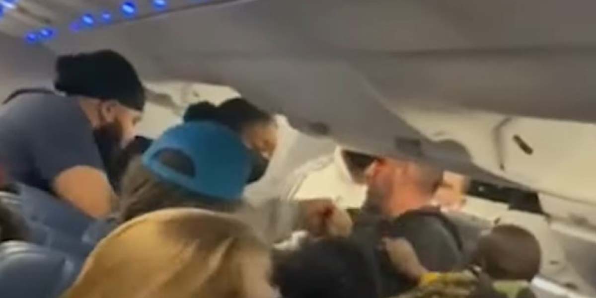Μυθικό ξύλο σε πτήση: Επιβάτης έβαλε κάτι στην τσέπη του καθίσματος που ενοχλούσε τον μπροστινό -ΒΙΝΤΕΟ