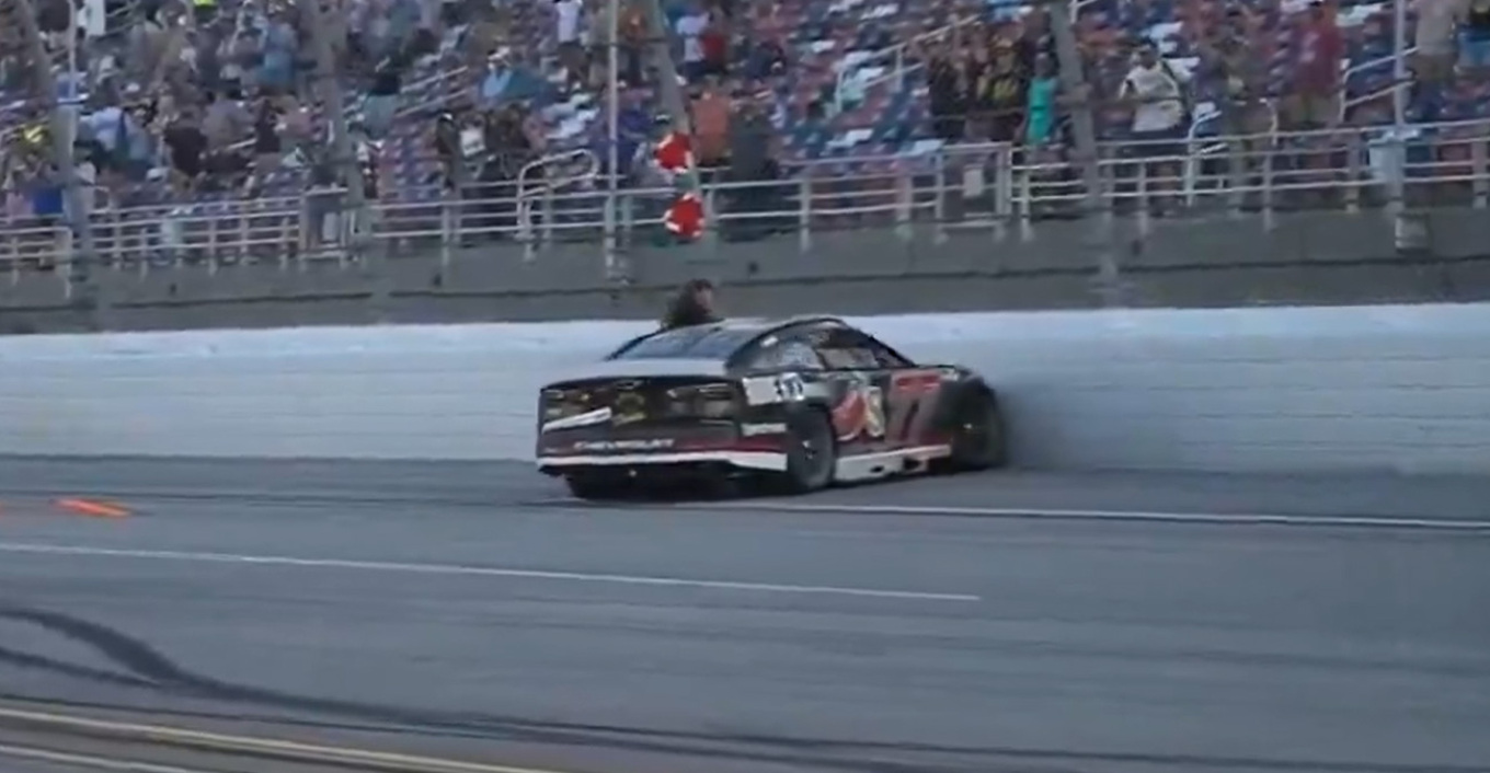 VIDEO: Ραλίστας στις ΗΠΑ κάνει τον γύρο του θριάμβου και ρίχνει το αμάξι του σε τοίχο