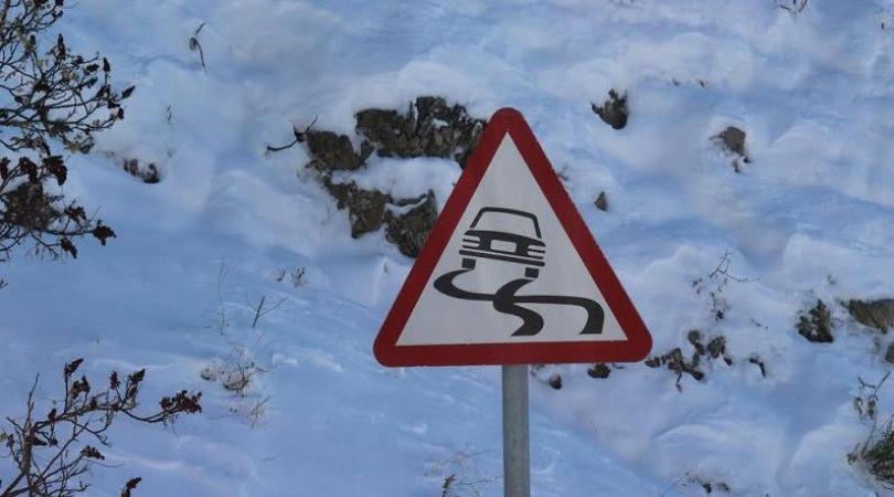 ΟΔΗΓΟΙ ΠΡΟΣΟΧΗ: Ολισθηροί δρόμοι λόγω παγετού