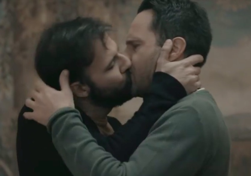 Στo ΡΙΚ προβλήθηκε το πρώτο gay φιλί της κυπριακής τηλεόρασης