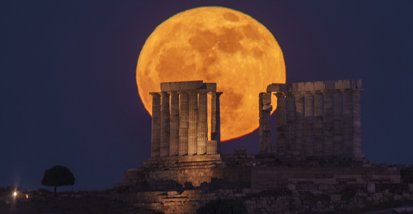 Εντυπωσιακό το «Φεγγάρι των Λουλουδιών» - Δείτε φωτογραφίες από την Ελλάδα και τον κόσμο