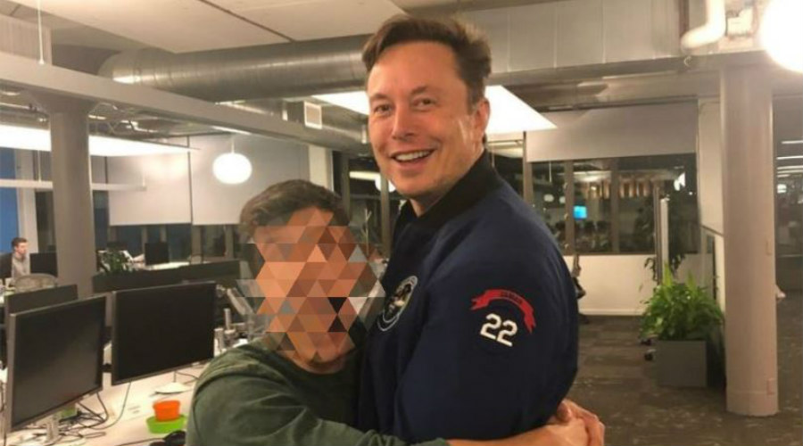 Κύπριος TikToker συναντήθηκε (επιτέλους) με τον Elon Musk και του έδωσε μια μεγάλη αγκαλιά (Φώτο)
