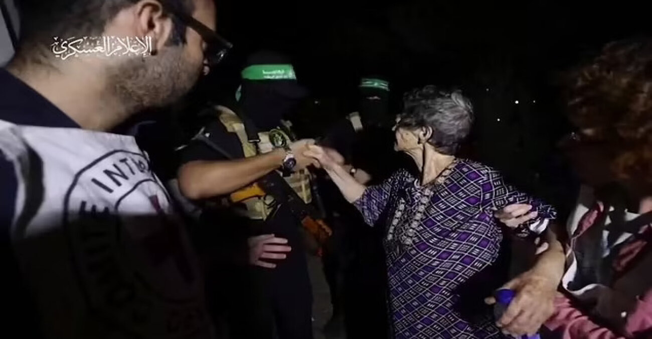 Η 85χρονη που απελευθέρωσε η Χαμάς εξηγεί γιατί έδωσε το χέρι στους απαγωγείς της - «Μας φέρθηκαν καλά» - Δείτε βίντεο