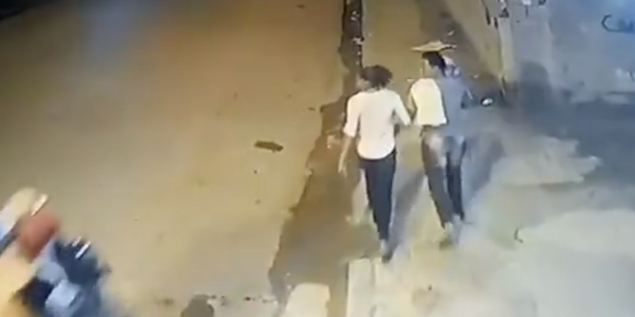 Τους έκλεψαν καθώς περπατούσαν – Δεν σκέφτηκαν ούτε το μωρό – VIDEO