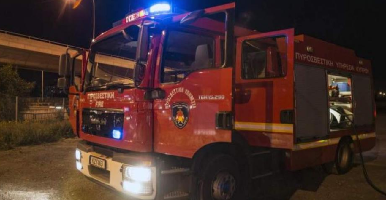 Συναγερμός τα ξημερώματα στην Πυροσβεστική: Αυτοκίνητο τυλίχτηκε στις φλόγες σε πολυκατοικία - Έγινε εκκένωση του κτιρίου