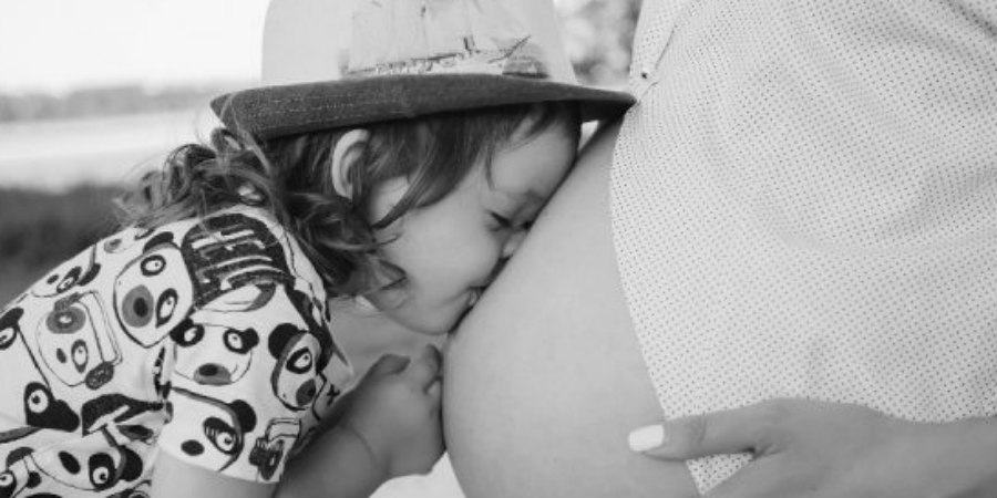 Γνωστή τραγουδίστρια περιμένει το πρώτο της παιδί – Δημοσίευσε φωτογραφίες με φουσκωμένη κοιλιά 