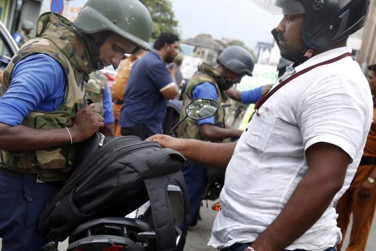 Παραιτήθηκε ο αρχηγός αστυνομίας στη Σρι Λάνκα μετά τις πολύνεκρες επιθέσεις 