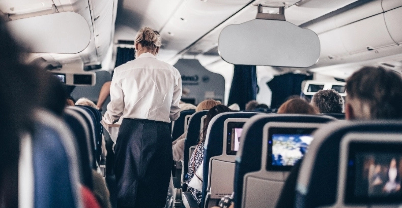 «Ούτε πουλιά δεν προσγειώνονται έτσι»: Έλληνας πιλότος γίνεται viral για τις ατάκες του εν ώρα πτήσης