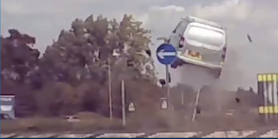 ΑΓΓΛΙΑ: ‘Καμπάνα’ στον 18χρονο που απογείωσε βαν σε κυκλικό κόμβο - VIDEO