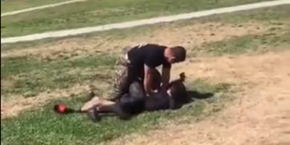 Άγριος καβγάς μεταξύ μαθητών – Τους «ξάπλωσε» ο πεζοναύτης με μια κίνηση – VIDEO