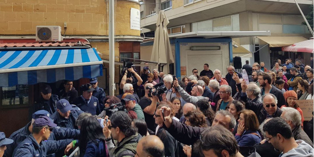 ΚΥΠΡΟΣ: Νέα επεισόδια στο οδόφραγμα της Λήδρας - Προσπαθούν να σπάσουν τον αστυνομικό κλοιό και από τις δύο πλευρές
