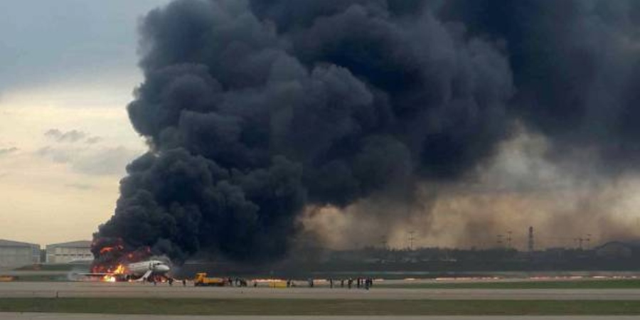 Αεροσκάφος τυλίχθηκε στις φλόγες - Μεγάλος αριθμός τραυματιών - ΦΩΤΟΓΡΑΦΙΑ