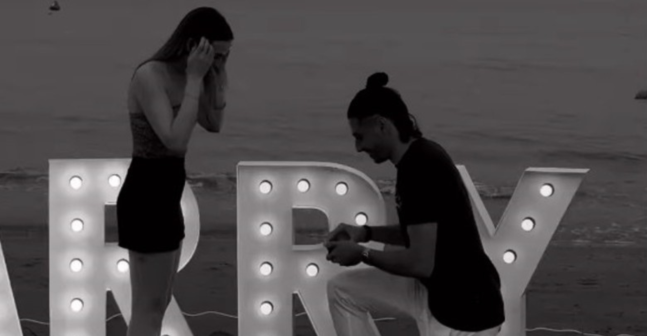 Η ρομαντική πρόταση γάμου Κύπριου διεθνή ποδοσφαιριστή πάνω στη θάλασσα - Δείτε βίντεο
