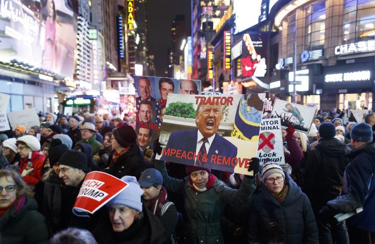 ΗΠΑ: Θα καταθέσω μόνον αν απαιτηθεί από το νόμο, λέει ο Πομπέο, διαδηλώσεις υπέρ της παραπομπής