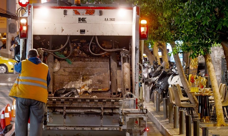 Άστεγος κοιμόταν σε κάδο σκουπιδιών – Βρέθηκε από εργαζόμενους κατά την αποκομιδή - Νοσηλεύεται σε νοσοκομείο με ελαφρά τραύματα