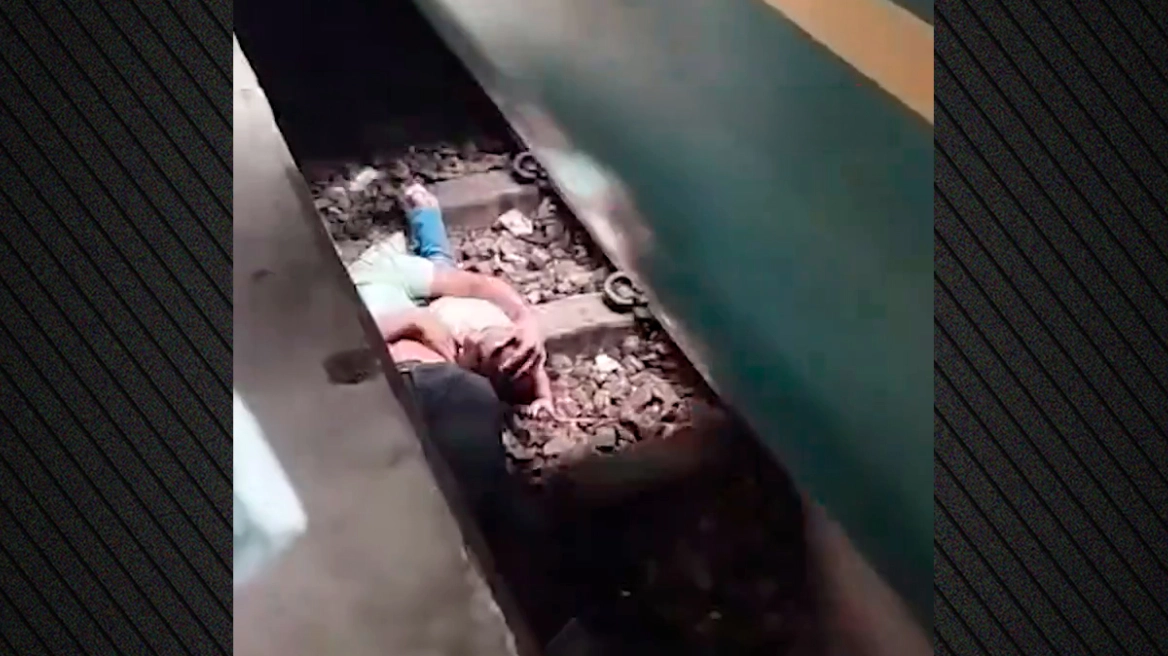 Συγκλονιστικό βίντεο από Μπαγκλαντές: Βρέφος πέφτει στις ράγες και ο πατέρας του το καλύπτει καθώς περνά το τρένο