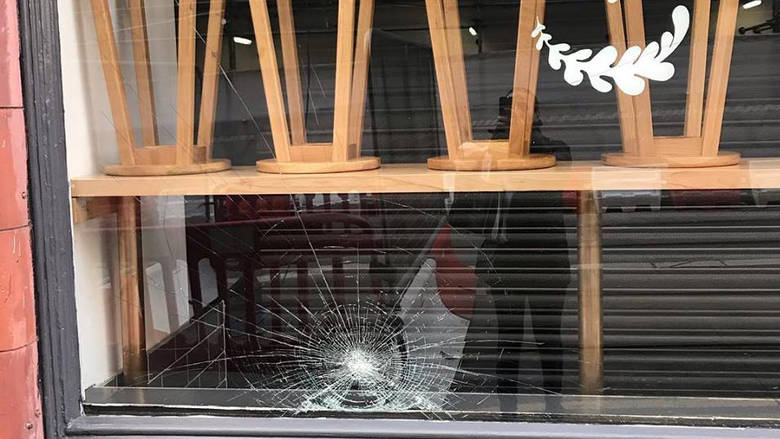 Στόχος ρατσιστών ελληνικό εστιατόριο στην Αγγλία - Δύο υπάλληλοι τραυματίστηκαν