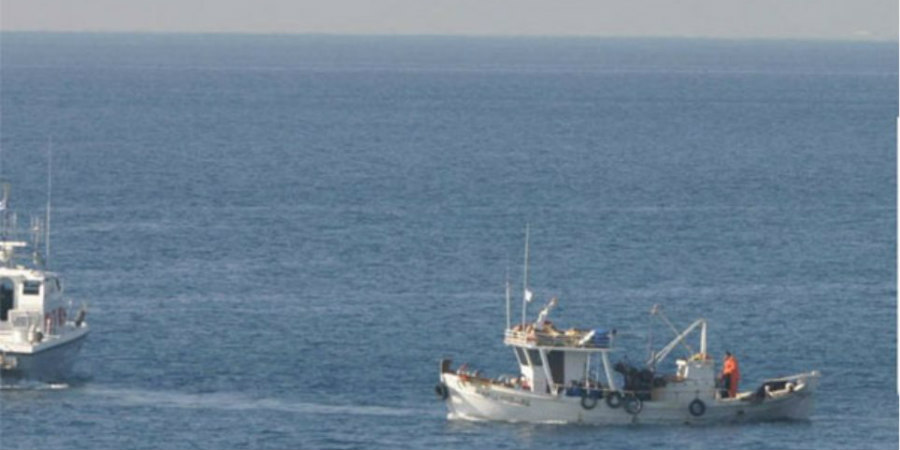 Πυροβολισμοί κατά ριπάς εναντίον Έλληνα ψαρά από τουρκικά αλιευτικά 