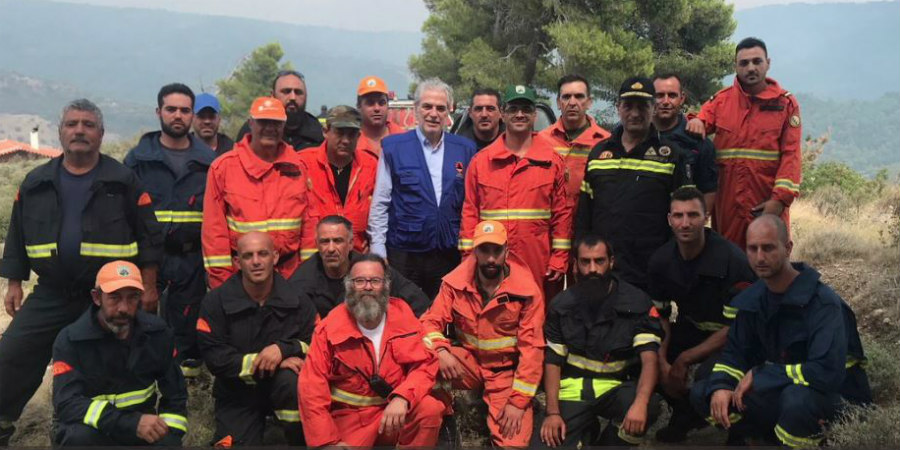 Με Κύπριους πυροσβέστες ο Ευρωπαίος Επίτροπος Στυλιανίδης - 'Οι πραγματικοί ήρωες' - ΦΩΤΟΓΡΑΦΙΕΣ