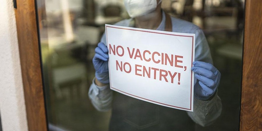 Αυτή είναι η χώρα που επιτρέπει σε επιχειρήσεις να απολύουν ανεμβολίαστους