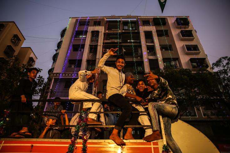 Τo ρεκόρ Γκίνες για τον μεγαλύτερης διάρκειας μαραθώνιο καραόκε καταρρίφθηκε στην Ινδία