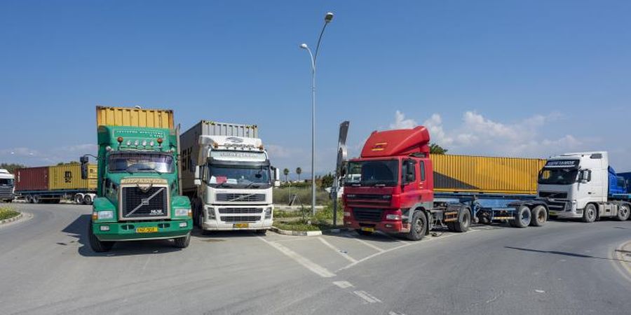 Σύσκεψη στο Υπ. Μεταφορών αναμένουν οι μεταφορείς  - Παραμένουν έξω από το λιμάνι Λεμεσού