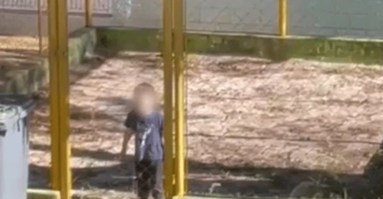 Αγόρι δύο ετών σπαράζει στο κλάμα μέσα σε κλουβί σε παιδικό σταθμό – Εικόνες που προκαλούν οργή στη Βραζιλία