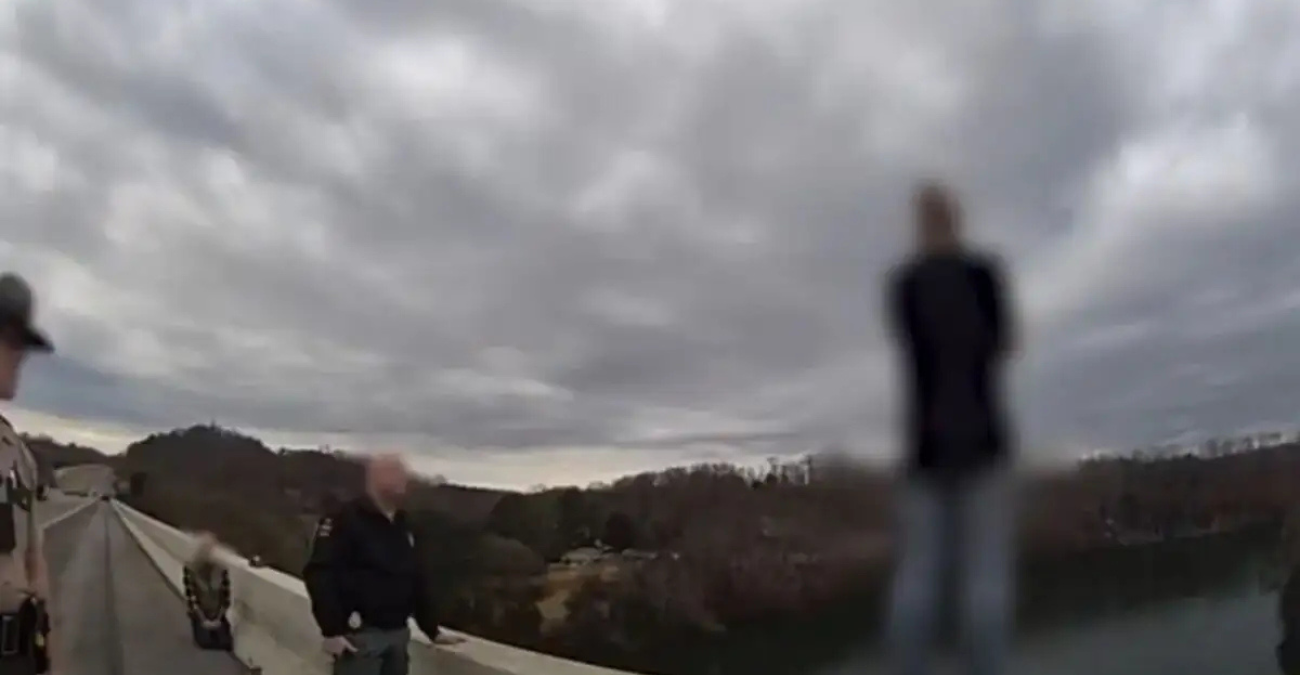 Αστυνομικός σώζει γυναίκα πριν πηδήξει από γέφυρα στις ΗΠΑ - Δείτε το βίντεο