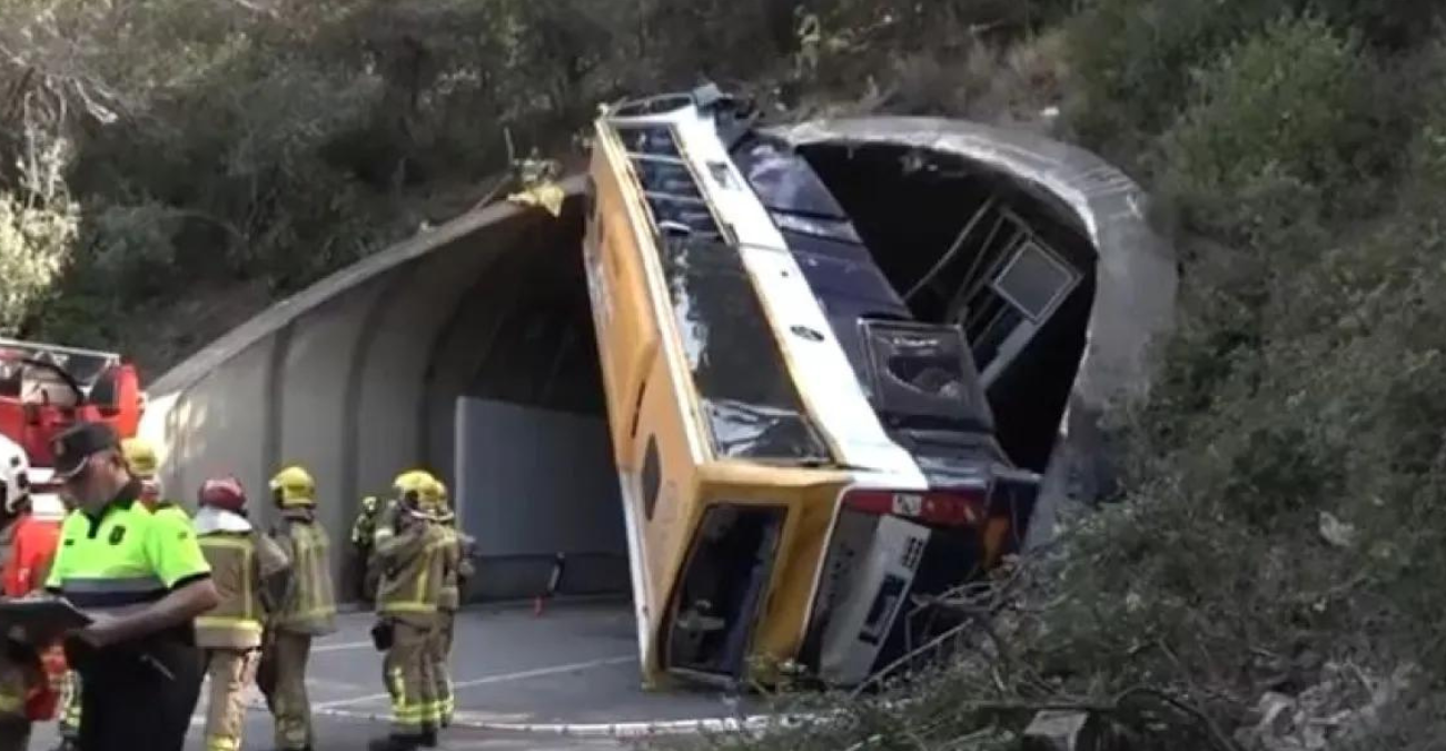 Τροχαίο στην Ισπανία: Λεωφορείο ανετράπη και καρφώθηκε σε είσοδο τούνελ, δείτε βίντεο και φωτογραφίες