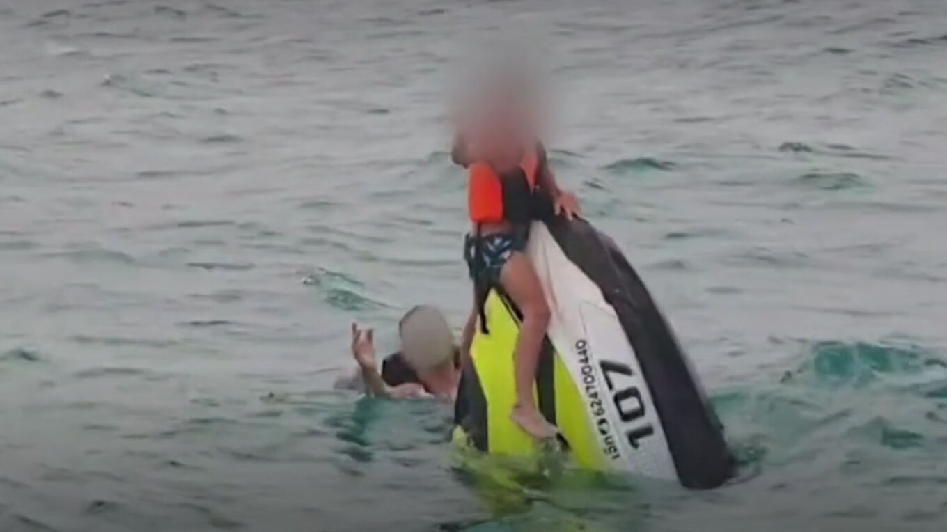 «Η ελπίδα μάς έκανε να ξεχάσουμε τον φόβο»: Περιπέτεια 16 ωρών για πατέρα και τους δύο γιους του στην Ταϊλάνδη μετά την ανατροπή τζετ σκι