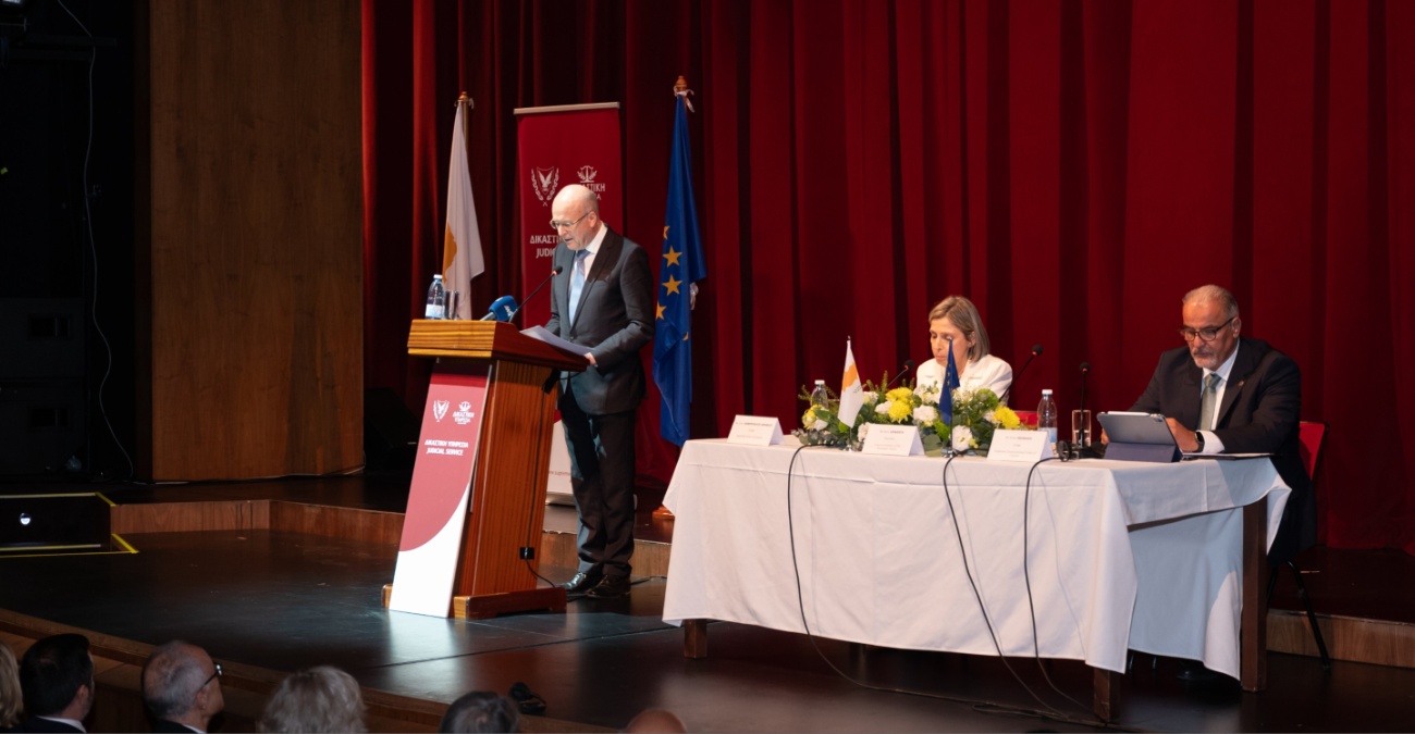 Koen Lenaerts: «Η δημοκρατία δεν πεθαίνει με μια έκρηξη, αλλά σιγά-σιγά – αν την αφήσουμε»