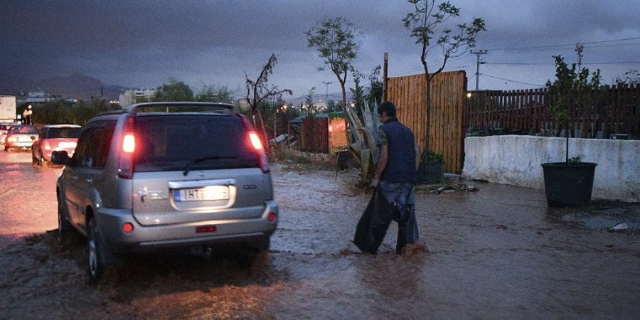 ΛΕΥΚΩΣΙΑ: Κινδύνεψε πολίτης από την κακοκαιρία - Το νερό έφτασε μέχρι το τζάμι του οχήματος