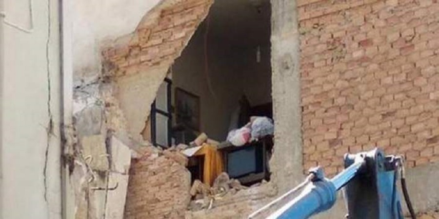 Γκρέμισαν λάθος σπίτι στην Πάτρα -Βρισκόταν μέσα ο ιδιοκτήτης και ξαφνικά άνοιξε μια τρύπα – ΦΩΤΟΓΡΑΦΙΕΣ&VIDEO 