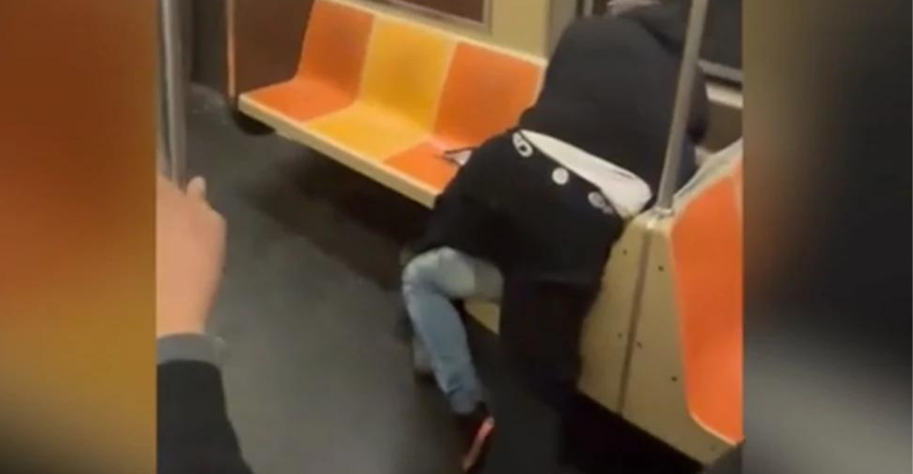 Στιγμές πανικού σε συρμό του μετρό στη Νέα Υόρκη – Άγριος καβγάς, πυροβολισμοί και ουρλιαχτά από τους επιβάτες