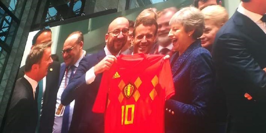Με φανέλα του Βελγίου στη Σύνοδο Κορυφής ο Σαρλ Μισέλ -Την έδειχνε στη Μέι - ΦΩΤΟΓΡΑΦΙΕΣ 