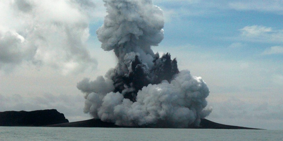 Τοξικό νέφος και όξινη βροχή στα νησιά Τόνγκα μετά από έκρηξη ηφαιστείου