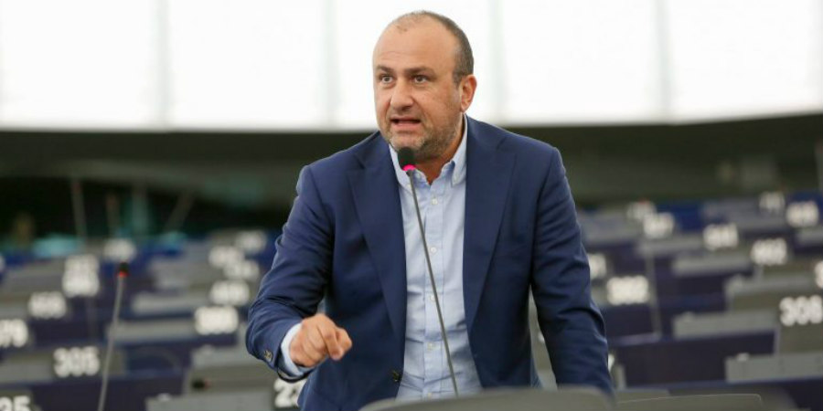 ΓΛΩΣΣΑΡΙ: Αντίδραση από Ευρωκοινοβούλιο - 'Από σήμερα δεν θα είμαι πρόσφυγας αλλά εσωτερικός τουρίστας'