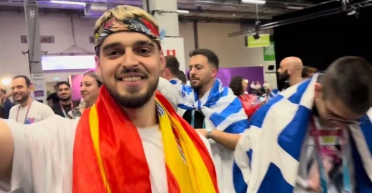 Eurovision: Ο Ισπανός YouTuber που αποθέωνε τη Μαρίνα Σάττι πανηγυρίζει με ελληνική σημαία και τραγουδά το «Ζάρι»