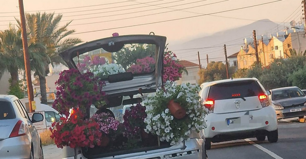 Όχημα «μετατράπηκε σε ανθοπωλείο» και έκοβε βόλτες στους δρόμους της Κύπρου - Viral η φωτογραφία