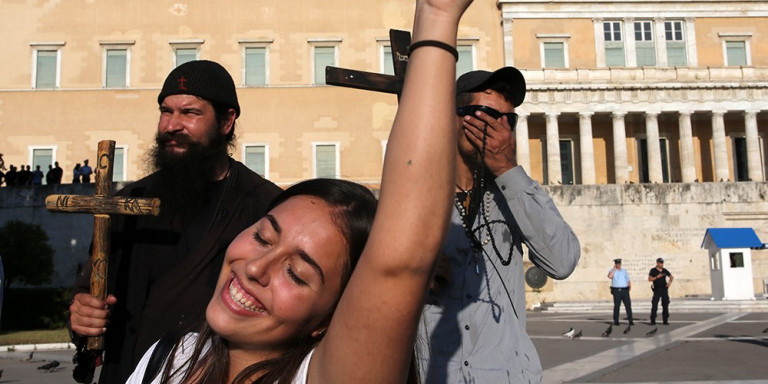 ATHENS PRIDE: Ιερέας «κατέβηκε» με σταυρό στο χέρι – Τον μάζεψαν αστυνομικοί – ΦΩΤΟ & VIDEO