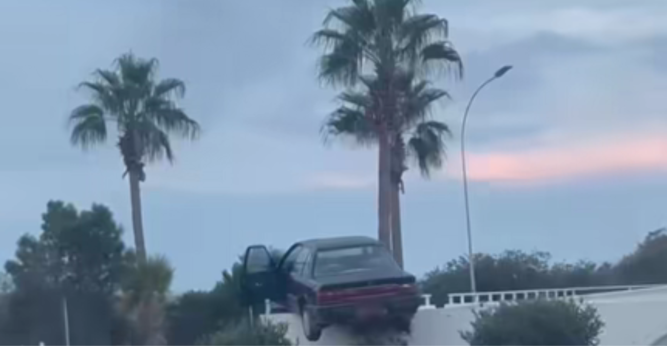 Βίντεο - Απίστευτο τροχαίο στη Λάρνακα: Αυτοκίνητο «κρεμάστηκε» στο κενό 