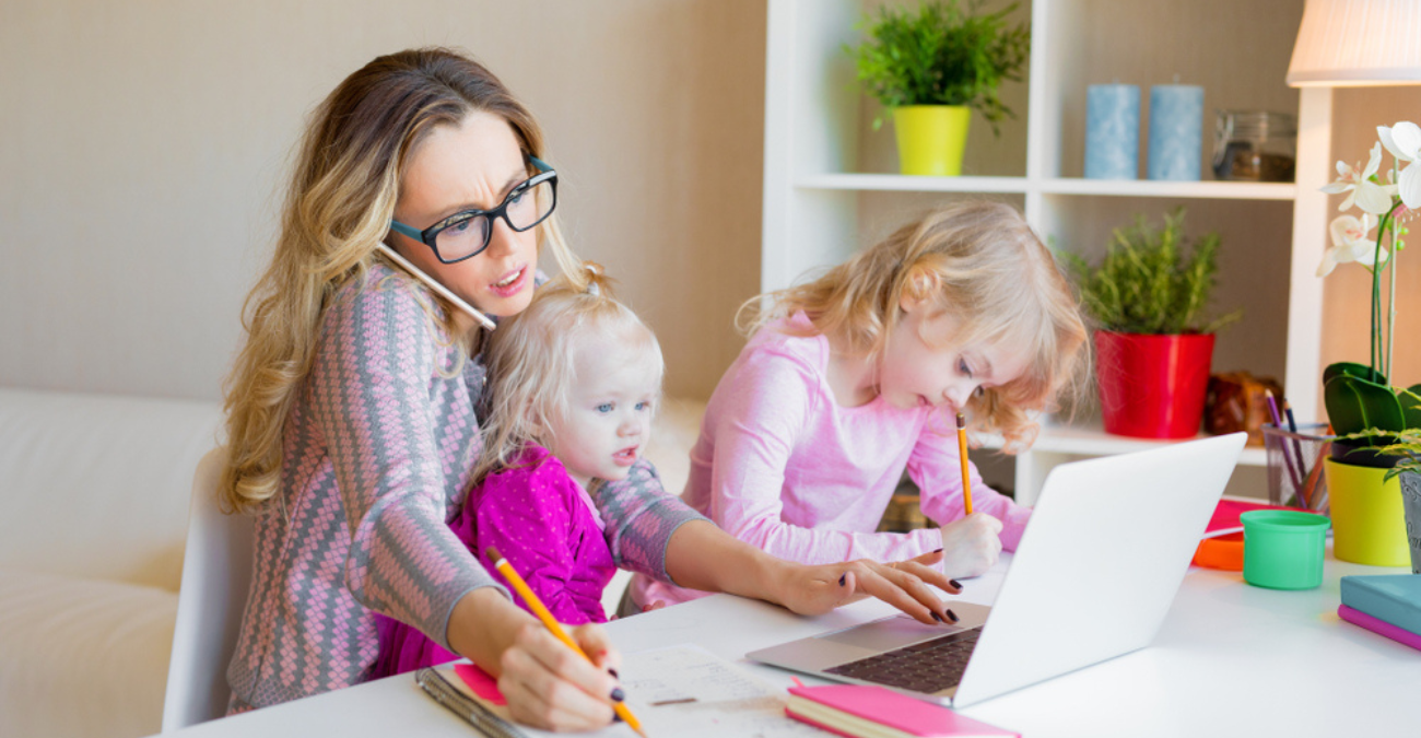 «Δεν έχουμε πού να αφήσουμε τα παιδιά»: Η πραγματικότητα που κανείς δεν λέει για τις σχολικές αργίες