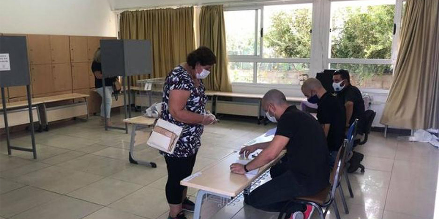 Καταγγελίες στα κατεχόμενα: Προσπάθησε να ψηφίσει δύο φορές ενώ άλλος έβγαλε φωτογραφία το ψηφοδέλτιο